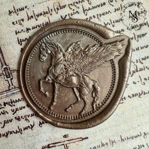 Pode incluir: Um selo de cera circular de cor bronze com um relevo de um cavalo alado, ou Pégaso, de perfil. O selo tem uma borda com contas e está colocado sobre um fundo de papel pergaminho de estilo vintage com escrita à mão e um logótipo.