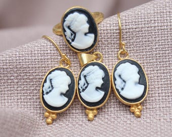 Conjunto de joias vitorianas com camafeu, composto por anel, brincos e pingente em prata de lei banhada a ouro.