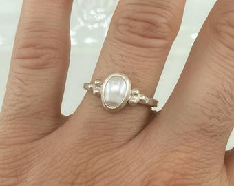 Bague minimaliste faite main en argent sterling avec perle d'eau douce