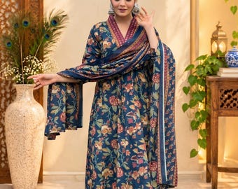 Puede incluir: Una túnica azul oscuro hasta la rodilla con estampado floral en tonos rojos, naranjas y verdes, con cuello en V con borde estampado, pantalones anchos a juego y un pañuelo largo rectangular a juego sobre los hombros.