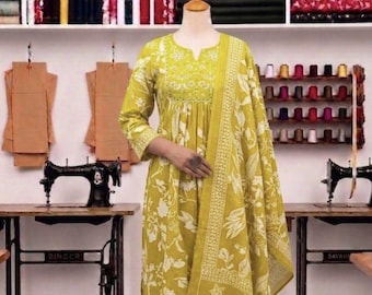 Genähtes Baumwolle Anarkali Kurta Set, Grüner Blumendruck Dupatta, Rosa Designer Kleid
