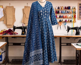 Conjunto de kurta y pantalón Angrakha de algodón azul índigo con dupatta, ropa étnica bohemia.