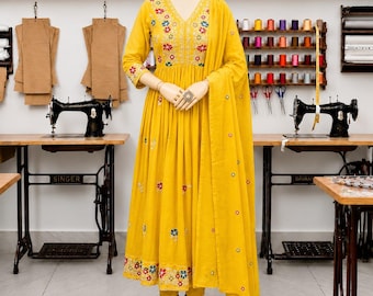 Kausal Chik Look Stickerei Arbeit Festliche Baumwolle Kurta Pant Set mit Dupatta, Hochzeitsanzug