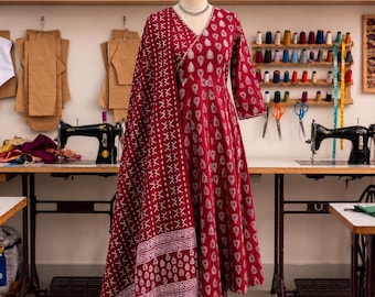 Conjunto de kurta y pantalón Anarkali de algodón rojo con dupatta, estilo Angrakha, ropa étnica bohemia.