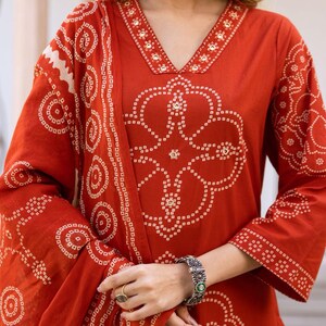 Elegant Indian Bandhej Hand Printed Cotton Kurta Pant Duppta Set, Embroidered Ethnic Wear, Boho Casual Outfit immagine 2
