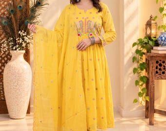 Può includere: Un abito giallo brillante a maniche lunghe con taglio ad A, caratterizzato da uno scollo a fessura e intricati ricami floreali in rosa, verde e bianco sul corpetto e sui polsini. L'abito include un dupatta giallo abbinato con piccoli motivi floreali.