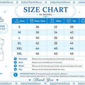 Pu&ograve; includere: Una tabella delle taglie in pollici per abbigliamento, in blu e bianco, con le taglie dalla S alla 3XL, misure per petto, vita, fianchi e spalle, un'illustrazione di un manichino e istruzioni su come misurare per una vestibilit&agrave; corretta.