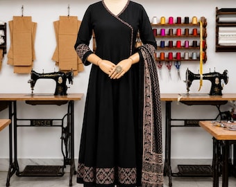 Schwarzes Baumwoll-Anarkali-Kleiderset mit Dupatta, Festliche Kleidung, Kantha-Reihenfolge
