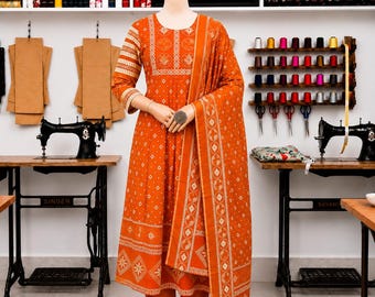 Conjunto de kurta Anarkali de algodón estampado y bordado étnico bohemio naranja, ideal para bodas y eventos festivos.