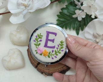Espejo compacto bordado a mano, espejo de bolsillo con inicial floral, accesorio personalizado para bolso
