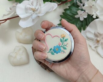 Espejo de bolsillo con forma de corazón floral bordado a mano, accesorio de tela de algodón, regalo compacto