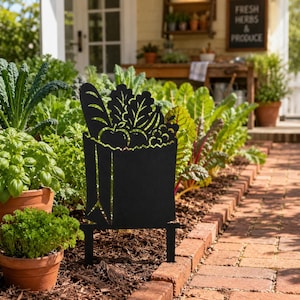Puede incluir: Un estaca de jardín de metal negro con una silueta recortada de una bolsa de la compra llena de una barra de pan, verduras de hoja y productos redondos. El letrero decorativo plano está montado sobre dos puntas.