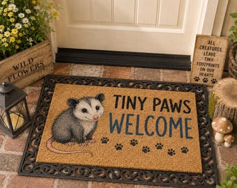 Kleine Pfoten Willkommen Fußmatte, Opossum Willkommen Matte, Veranda Dekor, Woodland Eingangsbereich Akzent, Housewarming Geschenk, Opossum Fußmatte