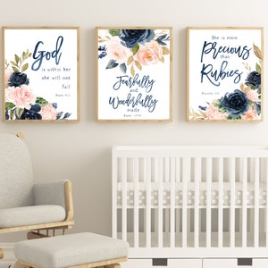 Puede incluir: Tres impresiones enmarcadas con diseños florales de acuarela y citas inspiradoras. Las impresiones presentan flores azul marino y rosas con acentos dorados. Las citas son "Dios está en ella, no fallará", "Hecho con temor y maravillosamente", y "Ella es más preciosa que las rubíes".