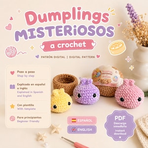 Puede incluir: Un patrón de crochet digital titulado Dumplings MISTERIOSOS con tres dumplings de peluche en amarillo, morado y rosa con ojos de seguridad negros. La imagen incluye una cesta de crochet marrón, un ganchillo y texto en español e inglés.