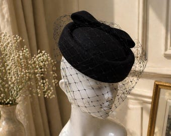 Chapéu vintage preto com véu, estilo Jackie, em feltro de lã, para funerais e casamentos formais.