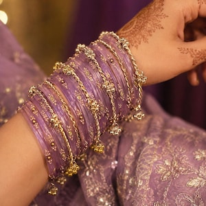 Conjunto de brazaletes de cristal color lavanda para mujer, pulsera nupcial india, joyería étnica apilable, brazaletes con dijes dorados, regalo de boda para ella.