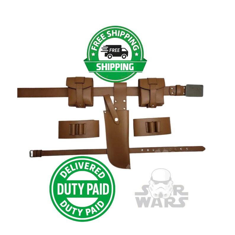 Op de afbeelding: Een bruine leren utility riem met zakjes, een messenschede en extra riemlussen. De riem heeft een rechthoekige gesp en is ontworpen voor het dragen van diverse items. De afbeelding bevat ook een logo met de tekst "STAR WARS".