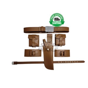 Op de afbeelding: Een bruine leren utility riem set met meerdere zakjes, een holster en een lange riem. De riem heeft een zilveren gesp en is ontworpen om om de taille te worden gedragen. De set bevat een verscheidenheid aan opbergmogelijkheden.