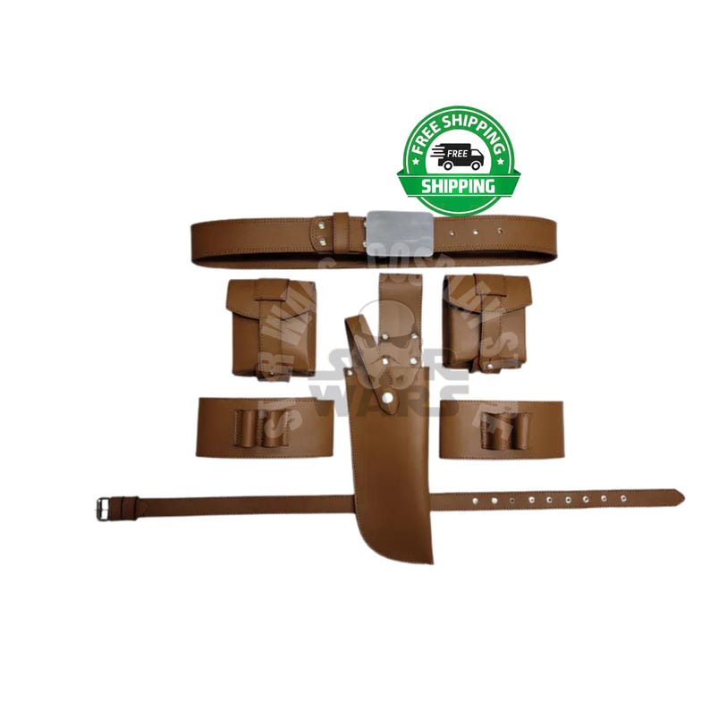 Op de afbeelding: Een bruine leren utility riem set met meerdere zakjes, een holster en een lange riem. De riem heeft een zilveren gesp en is ontworpen om om de taille te worden gedragen. De set bevat een verscheidenheid aan opbergmogelijkheden.