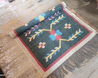 Alfombra de yute y lana, kilim geométrico multicolor con opciones de tamaño personalizado.