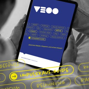 Könnte beinhalten: Ein Tablet zeigt einen blauen Bildschirm mit weißem Text und einem Logo. Der Bildschirm enthält die Wörter "IMPULSKAUF-GUIDE" und andere deutsche Wörter. Das Tablet wird von einer Person gehalten, der Hintergrund ist grau.