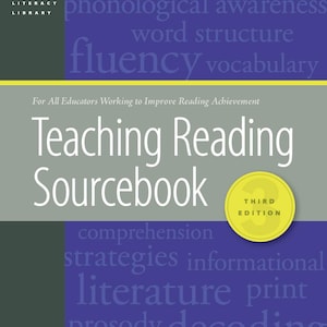 Puede incluir: Portada del libro "Teaching Reading Sourcebook, Third Edition". El título blanco sobre un fondo gris, con una insignia circular amarilla. El fondo es un degradado de morado y azul con palabras clave relacionadas con la lectura.