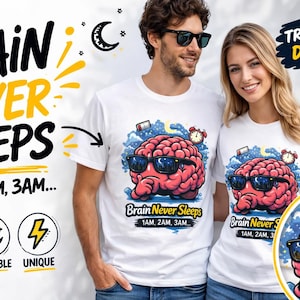 Op de afbeelding: Witte T-shirts met een afbeelding van een roze brein met een zonnebril, tegen een blauwe nachthemel. De tekst "Brain Never Sleeps" en "1AM, 2AM, 3AM" zijn te zien. Het ontwerp is een trending design.