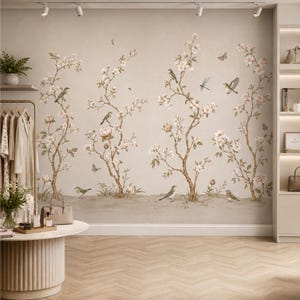 Peut inclure: Une peinture murale sur fond beige clair représentant des branches d'arbres brunes, des fleurs rose pâle, ainsi que divers petits oiseaux et papillons. Le motif inclut des détails floraux délicats et des figures aviaires réparties sur les branches, créant une scène inspirée de la nature.