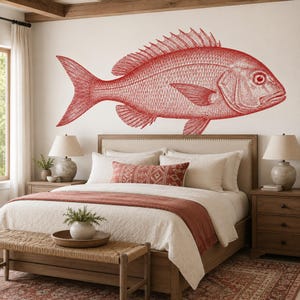 Può includere: Un grande adesivo da parete raffigurante un pesce rosso dettagliato con uno stile illustrativo a tratteggio. Il pesce è raffigurato di profilo, rivolto verso destra, con scaglie, pinne e un occhio distinto visibili sulla parete sopra il letto.