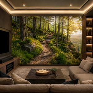 Paesaggio montano naturale, murale da parete con sentiero nel bosco illuminato dal sole, carta da parati con sentiero nel bosco di pini