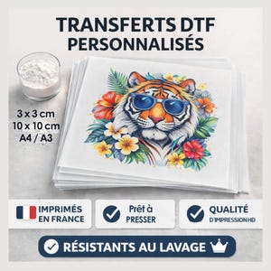 Peut inclure: Une pile de feuilles de transfert DTF blanches avec un motif de tigre coloré portant des lunettes de soleil. Le texte en français indique les tailles 3x3 cm, 10x10 cm et A4/A3. Un petit récipient de poudre blanche est également visible.