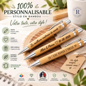 Peut inclure: Trois stylos en bambou avec des clips et des pointes en métal argenté. Chaque stylo présente un texte gravé au laser : "La meilleure maitresse du monde", "Alice & Pierre 10-08-2020" et "ON T'AIME MAMAN D'AMOUR". Les stylos incluent des cœurs.