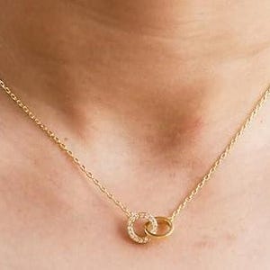 Colar com pingente de anéis entrelaçados em diamantes e banho de ouro 18k: delicado pingente de anéis interligados