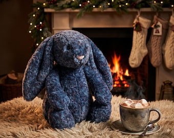 Coelho de Pelúcia Jellycat Hopscone Luxe, Coelho de Pelúcia Macio e Luxuoso com Listras em Tons Pastel, Presente de Aniversário Exclusivo e Brinquedo Decorativo