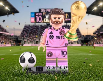 Statuetta di Lionel Messi del Miami, con maglia rosa numero 10 e trofeo della Coppa del Mondo, regalo unico per gli appassionati di calcio.