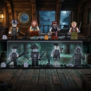 Set de piratas pintado a mano, tripulación caribeña de 8 piezas con esqueleto y mono, juguete artístico único