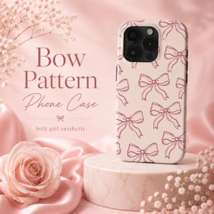 Könnte beinhalten: Hellrosa Handyhülle mit einem Schleifenmuster. Das Case zeigt ein sich wiederholendes Design aus rosa Schleifen auf hellrosa Hintergrund. Der Text "Bow Pattern Phone Case" ist in einer stilvollen Schriftart dargestellt.