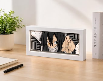 Könnte beinhalten: Ein rechteckiger weißer Schattenfugenrahmen mit einem mehrschichtigen Papierkunstwerk. Das Bild zeigt eine Anime-Figur mit schwarzem Haar, einem bernsteinfarbenen Auge, einem türkisfarbenen Auge und einer weißen Mundbedeckung, die die Hand ausstreckt.