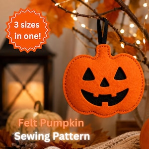 Peut inclure: Une décoration citrouille en feutrine orange avec un visage de jack-o'-lantern noir, présentant des yeux triangulaires et une bouche dentelée, suspendue par une boucle en ruban noir. Le texte 3 sizes in one! et Felt Pumpkin Sewing Pattern sont visibles.