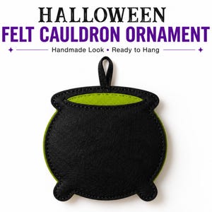 Peut inclure: Une décoration de chaudron en feutrine noire et vert lime avec une boucle de suspension. Le texte HALLOWEEN FELT CAULDRON ORNAMENT est imprimé au-dessus, suivi de Handmade Look • Ready to Hang, avec de petites étoiles sur les côtés.