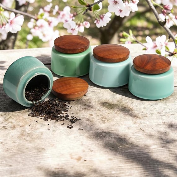 Japanische Celadon Keramik-Teedose, luftdichtes Aufbewahrungsglas mit Holzdeckel