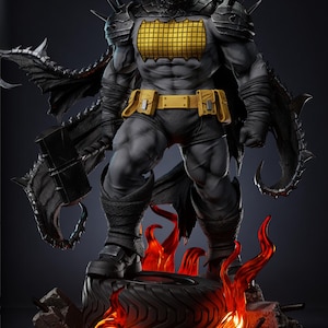 Puede incluir: Una figura musculosa de Batman con un traje gris oscuro, hombreras con pinchos, una placa pectoral amarilla con patrón de rejilla y un cinturón utilitario amarillo. La figura se alza sobre un neumático negro rodeado de llamas naranjas y escombros.