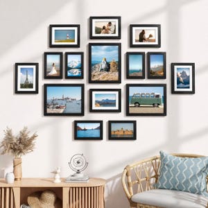 Pode incluir: Uma composição de parede com molduras pretas de vários tamanhos. As fotos emolduradas retratam paisagens, pessoas e monumentos. As molduras retangulares criam um efeito de galeria, ideal para decoração de interiores.