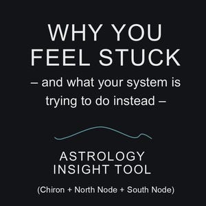 Puede incluir: Fondo oscuro con texto blanco. El texto dice "WHY YOU FEEL STUCK" y "- y lo que tu sistema está tratando de hacer en su lugar -". Debajo está "ASTROLOGY INSIGHT TOOL" y "(Chiron + North Node + South Node)". La parte inferior dice "CALYRA LABS".