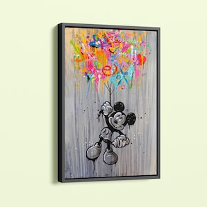 Peut inclure: &OElig;uvre d'art de Mickey Mouse en noir et blanc tenant un design de peinture en a&eacute;rosol color&eacute;. L'&oelig;uvre est encadr&eacute;e dans un cadre noir, sur fond gris avec des coulures de peinture. Le design de peinture en a&eacute;rosol color&eacute; comprend du rose, du jaune, de l'orange et du bleu.