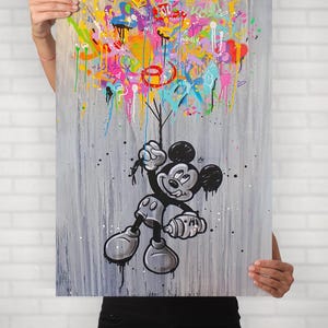 Peut inclure: &OElig;uvre d'art de Mickey Mouse en noir et blanc tenant une structure en forme d'arbre avec des coulures de peinture color&eacute;es et des accents de style graffiti. Le fond est gris clair avec des coups de pinceau verticaux.