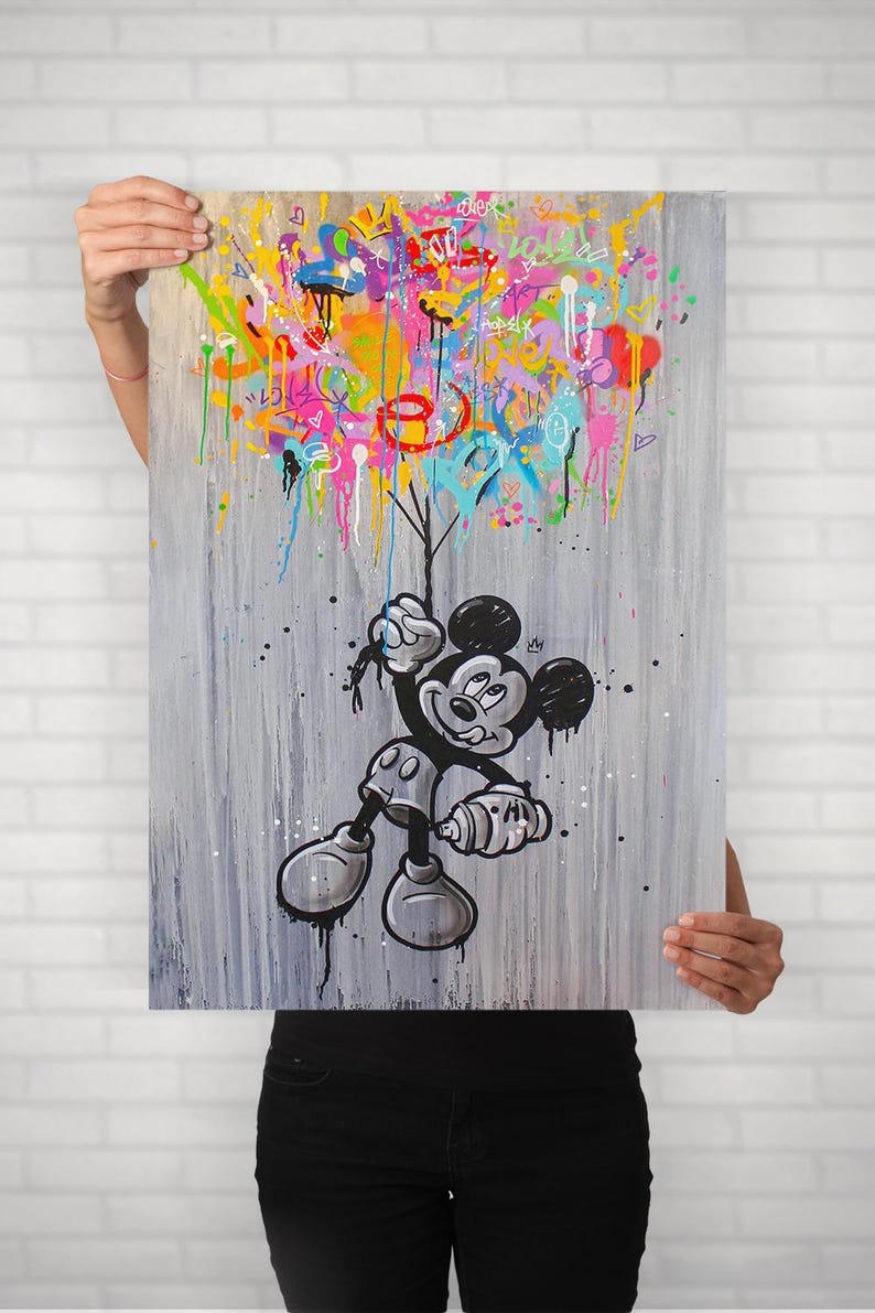 Peut inclure: &OElig;uvre d'art de Mickey Mouse en noir et blanc tenant une structure en forme d'arbre avec des coulures de peinture color&eacute;es et des accents de style graffiti. Le fond est gris clair avec des coups de pinceau verticaux.