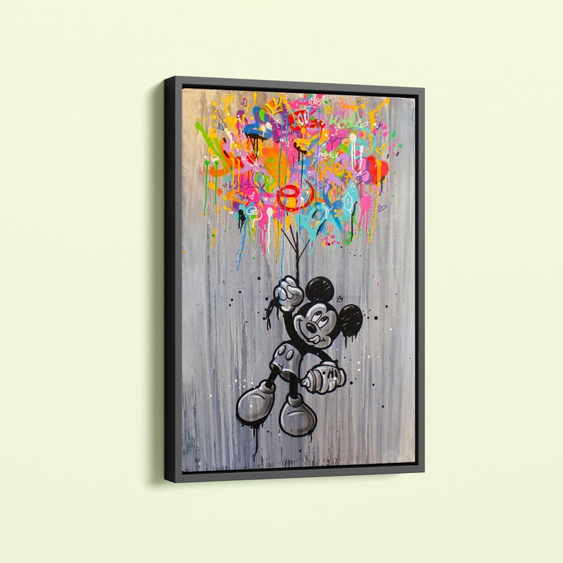Peut inclure: &OElig;uvre d'art de Mickey Mouse en noir et blanc tenant un design de peinture en a&eacute;rosol color&eacute;. L'&oelig;uvre est encadr&eacute;e dans un cadre noir, sur fond gris avec des coulures de peinture. Le design de peinture en a&eacute;rosol color&eacute; comprend du rose, du jaune, de l'orange et du bleu.