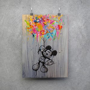 Peut inclure: &OElig;uvre d'art repr&eacute;sentant Mickey Mouse tenant des gouttes de peinture color&eacute;es ressemblant &agrave; des ballons. Le personnage de dessin anim&eacute; en noir et blanc contraste avec les &eacute;claboussures de peinture vives et multicolores. L'&oelig;uvre est mont&eacute;e sur un fond gris.
